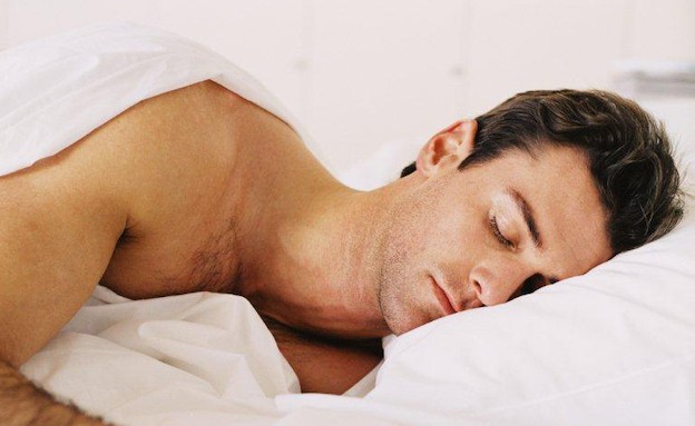 גבר ישן במיטה (צילום: realsimple.com, getty images)