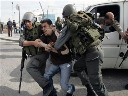 מעצר פלסטיני בגדה. ארכיון (צילום: רויטרס)