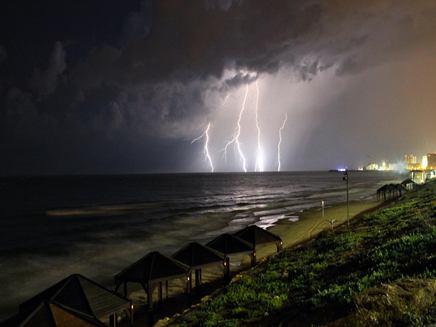 סופת ברקים מעל חוף הצוק בתל אביב (צילום: מתן שיר-חן)