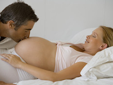 גבר מנשק בטן של אישה בהריון (צילום: אימג'בנק / Thinkstock)