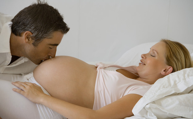 גבר מנשק בטן של אישה בהריון (צילום: אימג'בנק / Thinkstock)