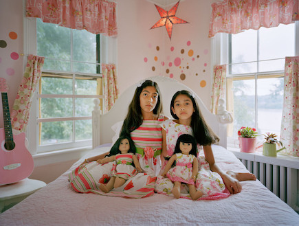 אני והבובה - אחיות (צילום: אילונה שווארק צילום מסך מתוך האתר ilonaszwarc.com)