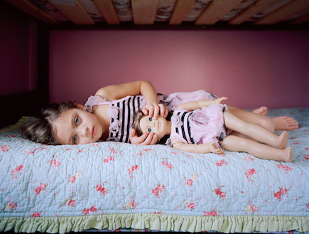 אני והבובה - על המיטה (צילום: אילונה שווארק צילום מסך מתוך האתר ilonaszwarc.com)
