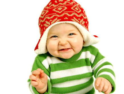 תינוק מחייך עם כובע וסוודר (צילום: אימג'בנק / Thinkstock)