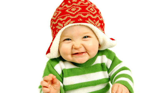 תינוק מחייך עם כובע וסוודר (צילום: אימג'בנק / Thinkstock)