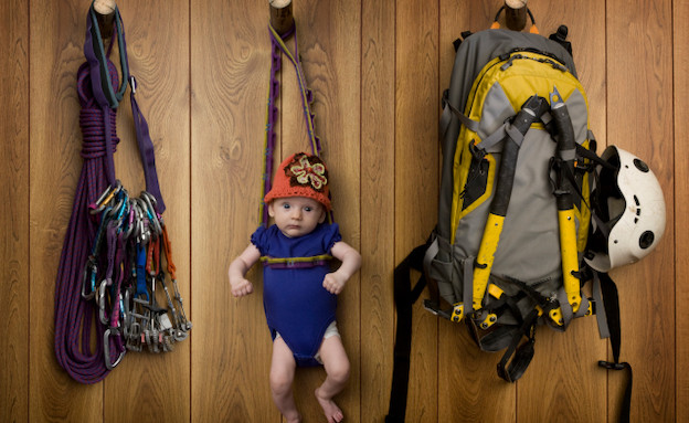 תינוק תלוי על קיר לצד ציוד סנפלינג (צילום: אימג'בנק / Thinkstock)
