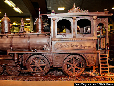 רכבת השוקולד הגדולה בעולם - מהצד (צילום: צילום מסך מהאתר http://www.huffingtonpost.com)