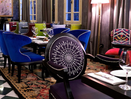 מסעדת עלמה, שולחן וכסאות, יונתן רושפלד (צילום: איתי סיקולסקי,  יחסי ציבור )