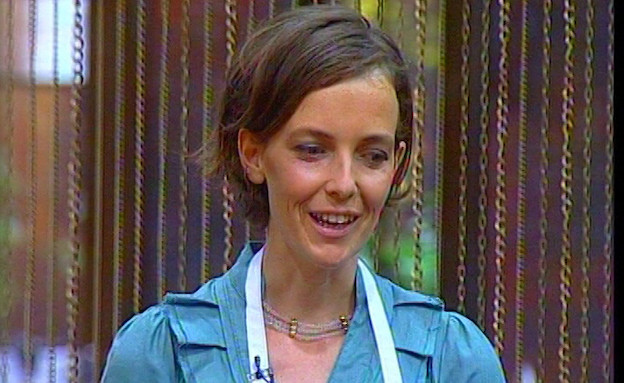 מיה מגישה את כדור האטלס