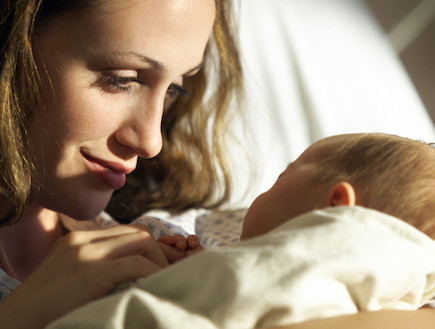 אמא מחזיקה תינוק בן יומו (צילום: אימג'בנק / Thinkstock)