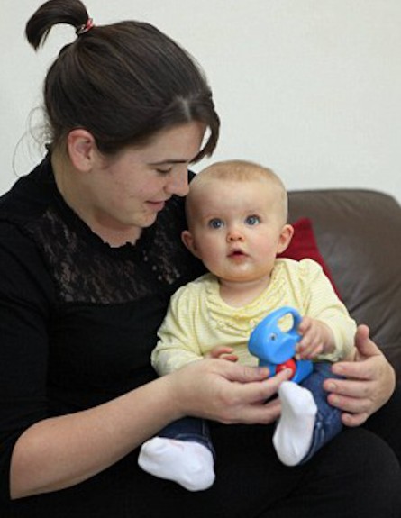 קיילי רנוויק והתינוק (צילום: צילום מסך daily mail)