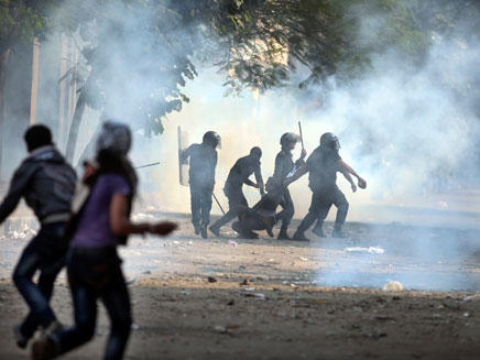הפגנות אלימות בכיכר תחריר נגד מורסי (צילום: AP)
