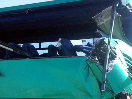 הפגיעה הקשה באוטובוס (צילום: איחוד הצלה)