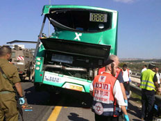 בגלל סקרנים: תאונת נוספת בכביש 6 (צילום: איחוד הצלה)