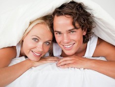 גבר ואישה במיטה שוכבים על הבטן (צילום: אימג'בנק / Thinkstock)