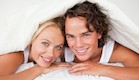 גבר ואישה במיטה שוכבים על הבטן (צילום: אימג'בנק / Thinkstock)