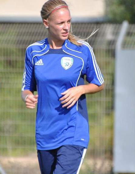 לביאה ואן אוורקרק משחקת כדורגל (צילום: תומר ושחר צלמים)