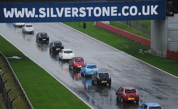 ניסאן ליף שוברת שיא גינס