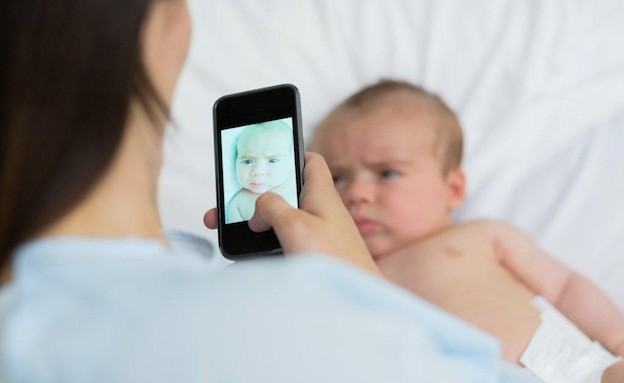 אמא מצלמת תינוק באייפון (צילום: אימג'בנק / Thinkstock)