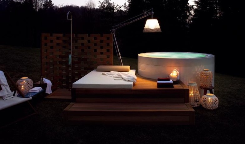 אמבטיה חיצונית בחושך (צילום: מתוך האתר zucchettidesign.it)