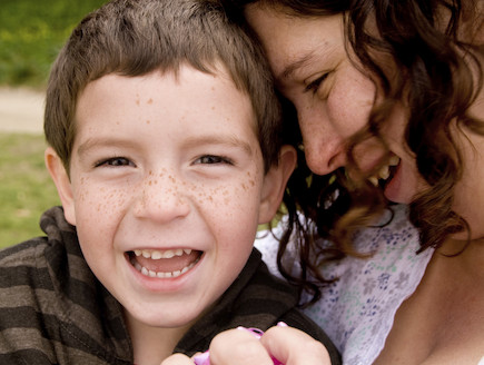 אמא מחבקת ילד עם נמשים (צילום: אימג'בנק / Thinkstock)