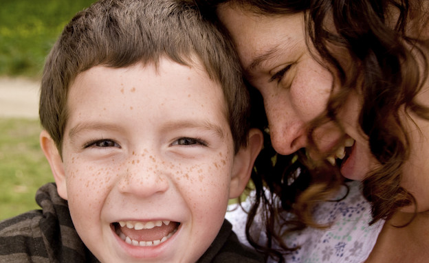 אמא מחבקת ילד עם נמשים (צילום: אימג'בנק / Thinkstock)