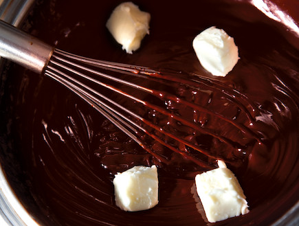 טראפלס: מערבבים שוקולד וחמאה (צילום: דן לב, על השולחן)