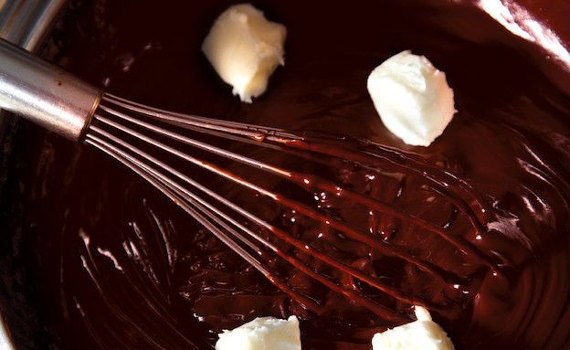 טראפלס: מערבבים שוקולד וחמאה (צילום: דן לב, על השולחן)