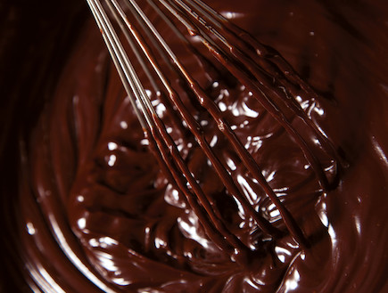 טראפלס: שוקולד וחמאה אחרי ערבוב (צילום: דן לב, על השולחן)