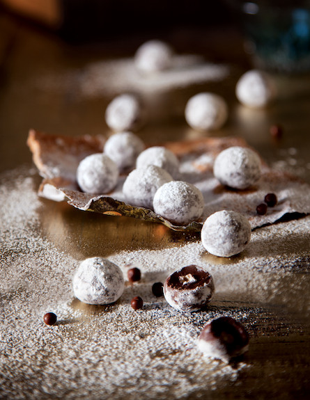 טראפלס מצופים אבקת סוכר וקורנפלור (צילום: דן לב, על השולחן)