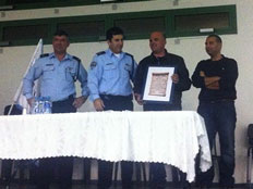ניצב הלוי עם השוטרים שהפעילו את הסוכן (צילום: פייסבוק משטרת ישראל)