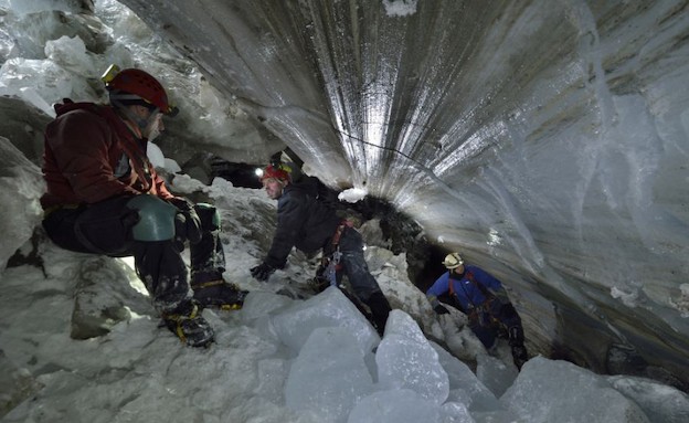 גולשים אל תוך המערה גולשים אל תוך המערה