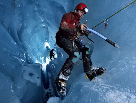 מטפס על מערת הקרח בשוויץ (צילום: dailymail.co.uk)