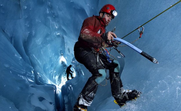 מטפס על מערת הקרח בשוויץ מטפס על מערת הקרח בשוויץ