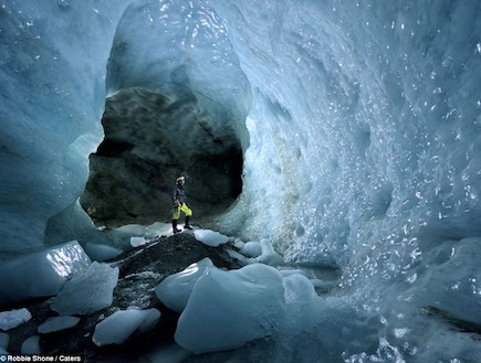 מערות קרח (צילום: dailymail.co.uk)