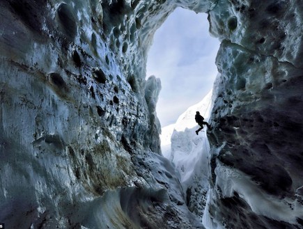פתח החוצה במערת הקרח (צילום: dailymail.co.uk)