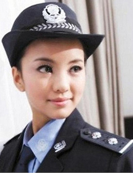 מתחזה לשוטרת סקסית (צילום: thesun.co.uk)