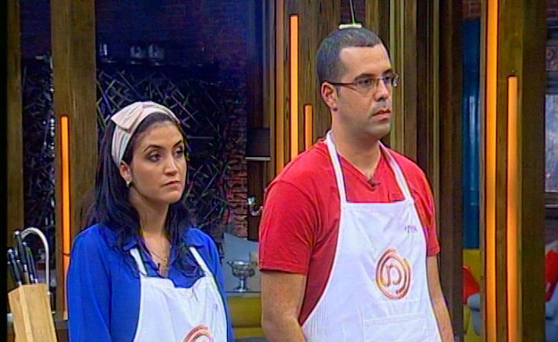 ויקי ואיתי מגישים אוכל רחוב