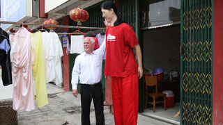הייתה גבוהה אפילו מהכדורסלן יאו מינג (צילום: רויטרס)