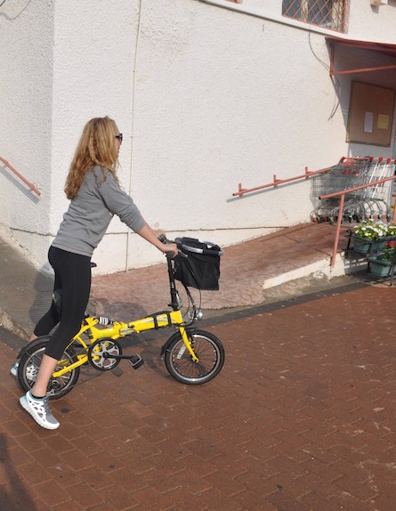 מירי בוהדנה והאופניים (צילום: צ'ינו פפראצי)