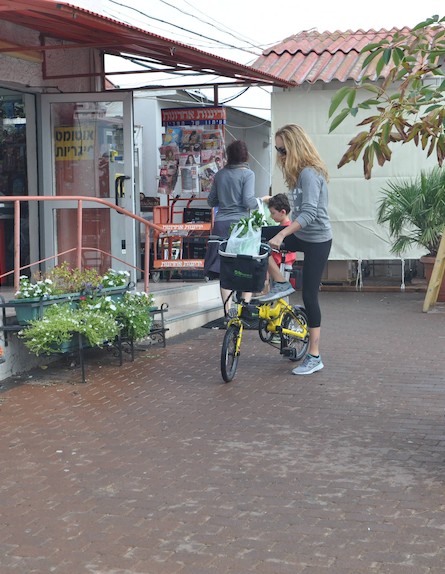מירי בוהדנה והאופניים (צילום: צ'ינו פפראצי)