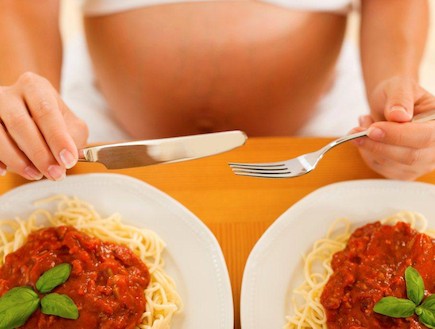 אישה בהריון אוכלת בשביל שניים (צילום: אימג'בנק / Thinkstock)