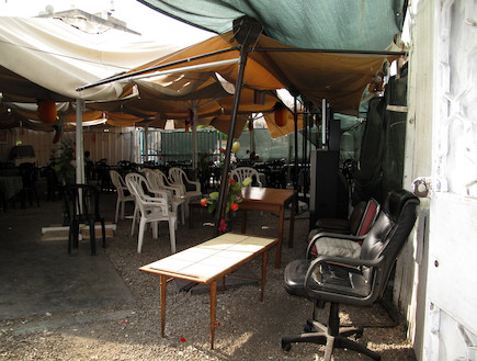 החצר של מסעדת סברין (וידאו WMV: דנה לב לבנת)