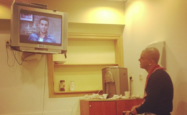 אייל גולן צופה בשידור התכנית