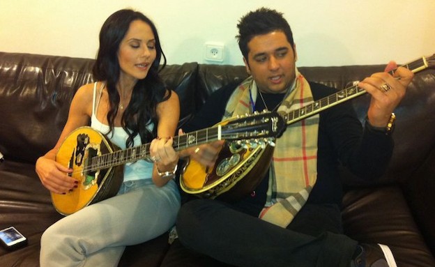 מרינה קבישר לומדת לנגן