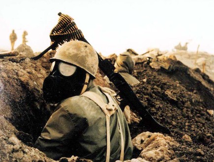 חייל עם מסכת גז (צילום: http://fouman.com)
