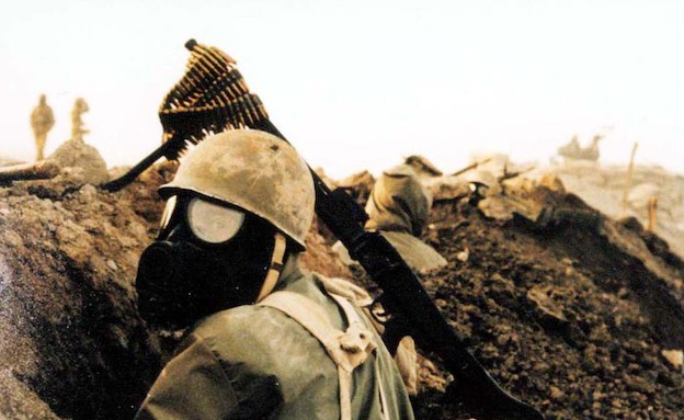 חייל עם מסכת גז (צילום: http://fouman.com)