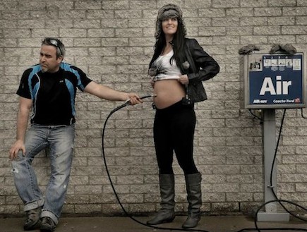 גבר ממלא אוויר לאישה בהריון (צילום: צילום מסך daily mail)
