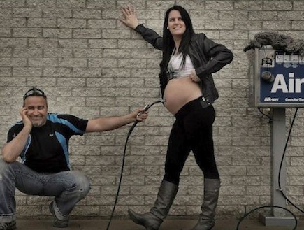 גבר ואישה בהריון - ממלאים אוויר (צילום: צילום מסך daily mail)