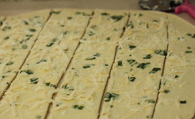 לחם גבינות ושום נתלש - פורסים את הבצק (צילום: חן שוקרון, mako אוכל)